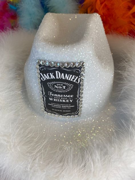 Jack Daniels Cowboy Hat, Homecoming Cowboy Hats, Smirnoff Cowboy Hat, Alcohol Cowboy Hats Diy, Alcohol Cowboy Hats, Alcohol Hats, Alcohol Halloween Costumes, Hallo Costumes, Mardi Gras Hats