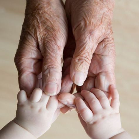 Grandparent photograph idea. ~ This made me tear up! I wish my Gram had made it long enough to see her first Great-Great-Grandchild.  :o( Generations Photoshoot, Foto Kids, Baby Fotografie, Grands Parents, Fine Photography, Foto Baby, Foto Tips, Foto Art, Foto Inspiration