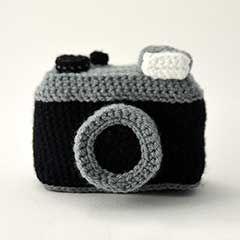 Vintage Photo Camera amigurumi crochet pattern by The Flying Dutchman Crochet Design Crochet Camera, Canon Cameras, Crochet Mignon, Camera Vintage, Sewing Courses, Photo Camera, Crochet Needles, Crochet Design, Camera Case