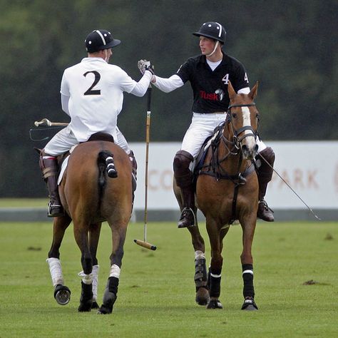 Friendly competition! William and Harry proved that their is still love between them with a friendly handshake after competing against each other in the Sentebale Polo Cup polo match at Coworth Park. Remembrance Sunday, Horse Polo, Cow Boys, Polo Horse, Prince Williams, Prince William And Harry, Polo Match, Sport Of Kings, Polo Pony