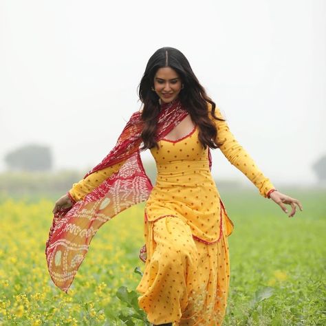 Punjabi Dress Design, Simple Indian Suits, Patiala Dress, Patiyala Dress, Sonam Bajwa, Patiala Suit Designs, Punjabi Fashion, Punjabi Outfits, Simple Kurta Designs