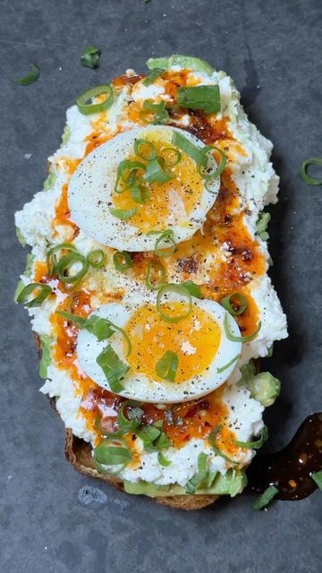 Essen, Jammy Egg Toast, Hot Honey Avocado Toast, Avocado Toast Cottage Cheese, Cottage Cheese Egg Toast, High Protein Ricotta Recipes, High Protein Avocado Toast, Cottage Cheese Avocado Toast, High Protein Toast