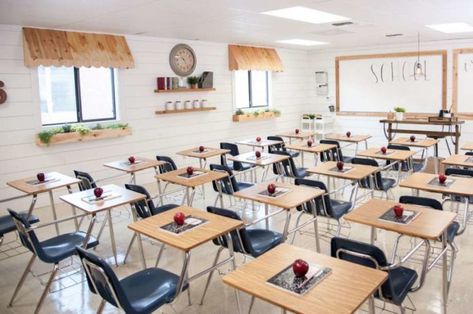 Chip and Joanna Gaines Gave a 6th Grade Classroom a Farmhouse-Style Makeover Business Classroom, Life Background, Classroom Interior, Joanna Gaines Style, Classroom Hacks, Classroom Makeover, Modern Classroom, School Interior, Future Teacher