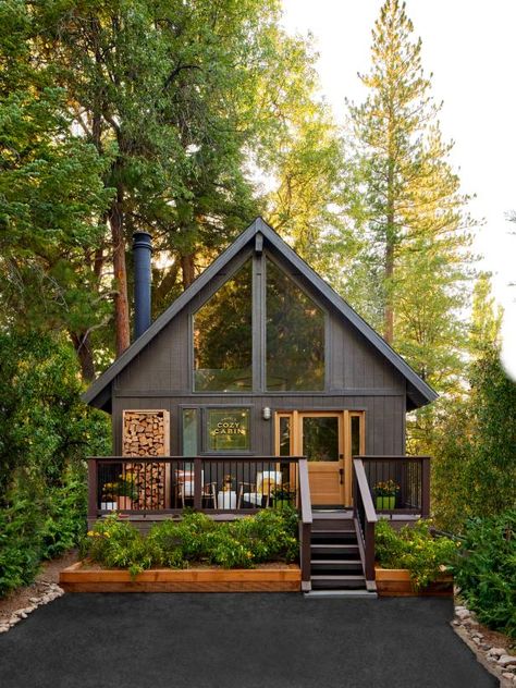 A Framed Cabin, Lodge Cabin Exterior, A Frame Porch Ideas, A Frame Cabin Design, A Frame Landscaping, Mountain Tiny House, Simple Cabin Design, Black Cabin Exterior, A Frame Exterior Colors