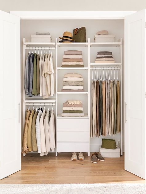 Folded Closet Organization, Organisation, Well Organized Closet, Open Wodrob Design, Open Cabinet Bedroom, Wardrobe Hanging Ideas, Organised Wardrobe Aesthetic, In Wall Closet Ideas, One Wall Closet Design