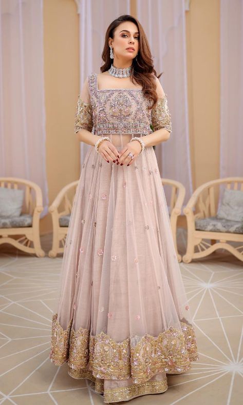 Lehenga Heavy, Pakistani Frocks, Maxi Designs, Shadi Dresses, Lehenga Dupatta, Desi Wedding Dresses, Heavy Dresses, Bridal Dresses Pakistan, Stylish Short Dresses