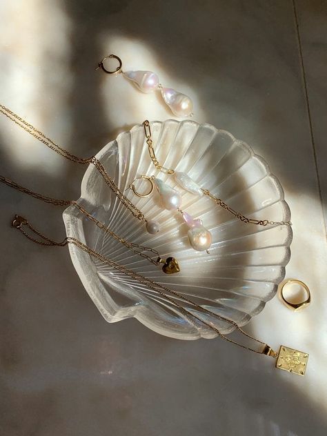 Gold And Pearl Aesthetic, Jewelry Bowl Aesthetic, Minimal Jewellery Aesthetic, Jewlery Bowl, Flatlay Jewelry, Jewellery Flatlay, Aphrodite Jewelry, Jewelry Flatlay, Iris Pendant