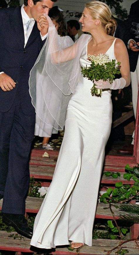 Carolyn Bessette wedding dress designed by Narciso Rodriguez 1996 - ELEGANCEPEDIA Carolyn Bessette Wedding Dress, Carolyn Bessette Wedding, Wedding Dresses 90s, Slip Wedding Dress, Carolyn Bessette, Minimal Wedding Dress, Second Wedding Dresses, Iconic Weddings, Celebrity Wedding Dresses