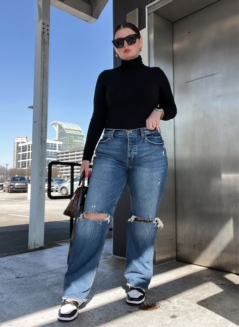 Baggy Jeans Plus Size Girl, Baggy Jeans And Turtleneck, Baggy Jeans Outfit For Plus Size, Style 90s Baggy Jeans, Back To School Outfits Baggy Jeans, Plus Size Outfit With Jeans, Plus Baggy Jeans Outfit, 90s Wide Leg Jeans Outfit Winter, How To Style Baggy Jeans Plus Size