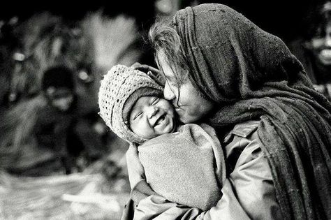 So beautiful...a Mother's love. That child's smile is beautiful, he doesn't know they are poor. He knows he loves his mom an she loves him<3 Paulo Coelho, 얼굴 드로잉, People Of The World, Just Smile, 인물 사진, Happy People, Mothers Love, Mother And Child, Rumi