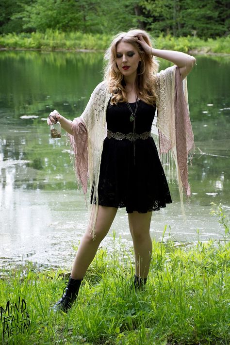 Southern Grunge Fashion, Hobbit Goth, Stevie Nicks Style Inspiration, Modern Day Witch Outfit, Southern Gothic Aesthetic Fashion, Stevie Nicks Style Outfits, Misty Day Outfits, Stevie Nicks Shawl, Southern Gothic Fashion