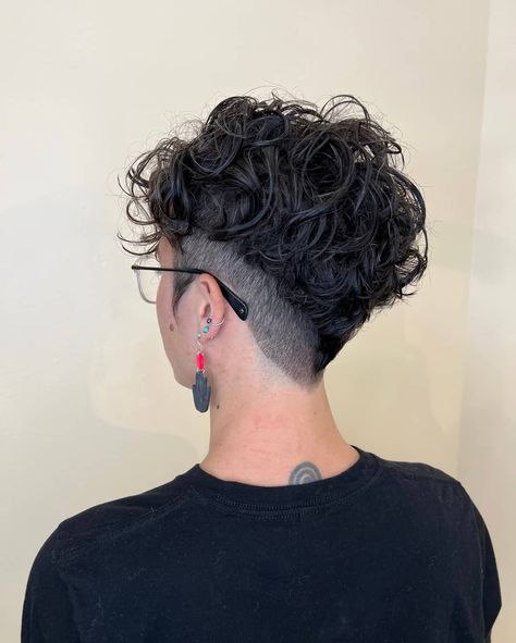 40 Short Non-Binary Haircuts That Inspire Self-Expression Nonbinary Hair Undercut, Short Lesbian Hair Haircut, Non Binary Haircuts Round Face, Short Androgynous Haircut, Enby Haircuts, Nonbinary Haircuts, Non Binary Hair, Queer Haircut, Nonbinary Hair