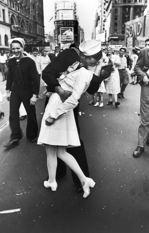 Sailor Kissing Nurse, Times Square, August 14, 1945. Old Fashioned Love, Famous Photos, Vintage Couples, Wallpaper Pastel, Vintage Romance, Photo Vintage, Foto Vintage, Foto Art, Old Love