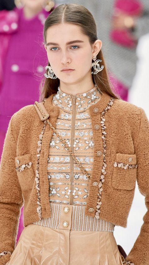 75 Best looks CHANEL RTW Fall 2019 #Chanel #Fall2019 • IN FASHION daily Chanel Fall 2019, Paris Fashion Week Chanel, Outfit Essentials, Moda Chanel, Mode Chanel, Chanel Jacket, Fashion Week Paris, Technology Fashion, Mode Chic