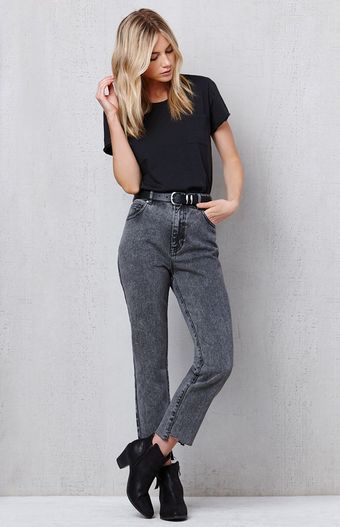 Faded Black Jeans Outfit Casual, Outfits With Black Mom Jeans, Washed Black Jeans Outfit, Black Acid Wash Jeans Outfit, Faded Black Jeans Outfit, Acid Wash Jeans Outfit, Black Mom Jeans Outfit, Wash Jeans Outfit, Mom Jeans Outfit Winter