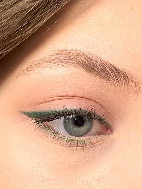 Blue Eyes Green Eyeliner, Light Natural Eye Makeup, Simple Makeup Looks Green Eyes, Blonde Hair Green Eye Makeup, Simple Green Eye Makeup Natural, Green Eyeshadow On Blue Eyes, Emerald Green Eye Makeup Simple, Easy Eye Makeup Green Eyes, Green Hoco Makeup Looks