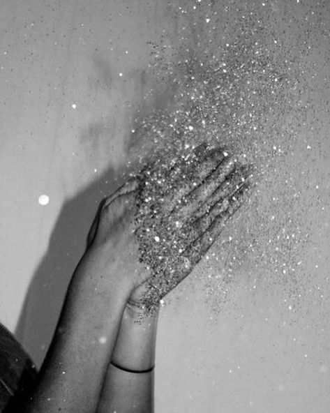 if you like glitter and you know it, clap your hands 🎶 Bohol, Arte Glitter, Foto Portrait, Foto Tips, Gray Aesthetic, Black And White Photo, Believe In Magic, Black And White Aesthetic, Sparkles Glitter