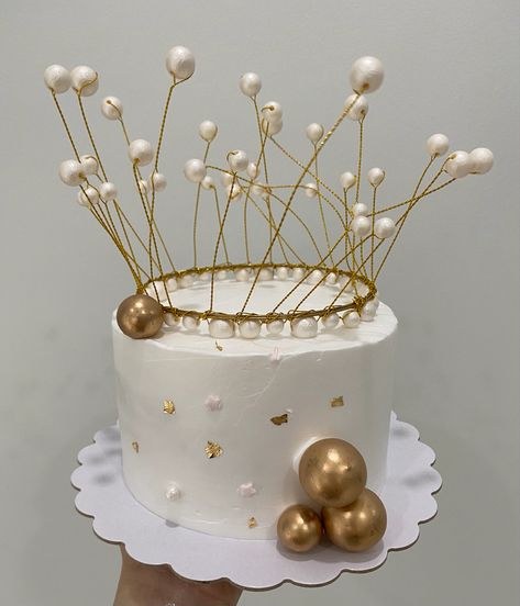 Cake Mahkota, Crown Cake Design, Pearl Cake, Buttercream Cake Decorating, Crown Birthday, 4th Birthday Cakes, Crown Cake, Mom Cake, Simple Cake Designs
