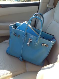 Cute Luxury Hermes Handbag. Do you like this bag style? #handbags #hermeslove #hermesbags #luxurylife #luxuryhandbags #hermeslovers Blue Birkin, Luxury Bags Collection, Bag Obsession, Hermes Bag Birkin, Bags Aesthetic, Luxury Purses, Birkin Bag, Hermes Handbags, Hermes Bags
