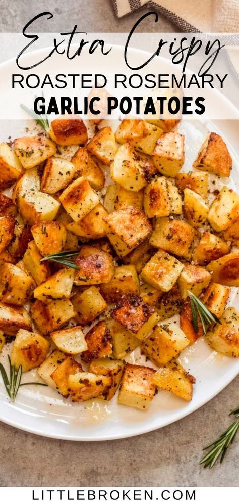 Learn how to make extra-crispy roasted rosemary garlic potatoes! These require no extra steps – simply a sheet pan and the ingredients. These roasted potatoes make a great side dish for a wide variety of meals, such as breakfast and main entrées. These garlic and rosemary potatoes are perfectly crunchy on the outside with a soft and velvety inside. Essen, Rosemary Potatoes Roasted, Rice Board, Roasted Rosemary Potatoes, Rosemary Garlic Potatoes, Homemade Crepes, Rosemary Roasted Potatoes, Rosemary Recipes, Potatoes In Oven