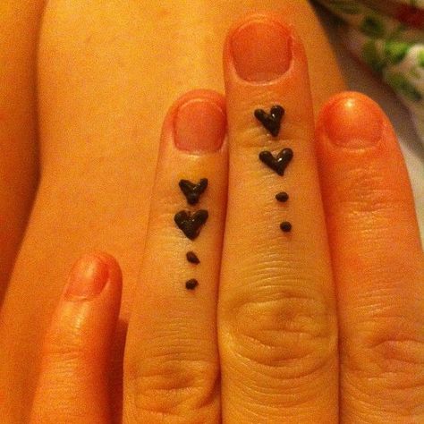 #henna #heart #fingers Tattoo Heart Design, Simple Henna Art, Henna Motive, Henna Patterns Hand, Fingers Henna, Cool Henna Tattoos, Heart Fingers, Simple Hand Henna, Heart Henna