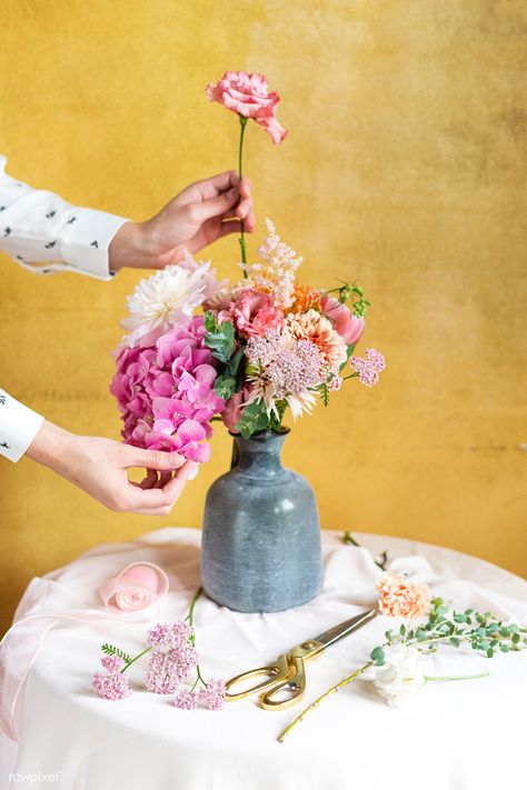 Woman arranging flowers in a vase | premium image by rawpixel.com / Teddy Rawpixel Nature, Bouquet Photography Photo Ideas, Vase Photoshoot, Flower Vase Photography, Flowers In Vase Photography, Arranging Flowers In A Vase, Legs Poses, Flower Poses, Vases Photography