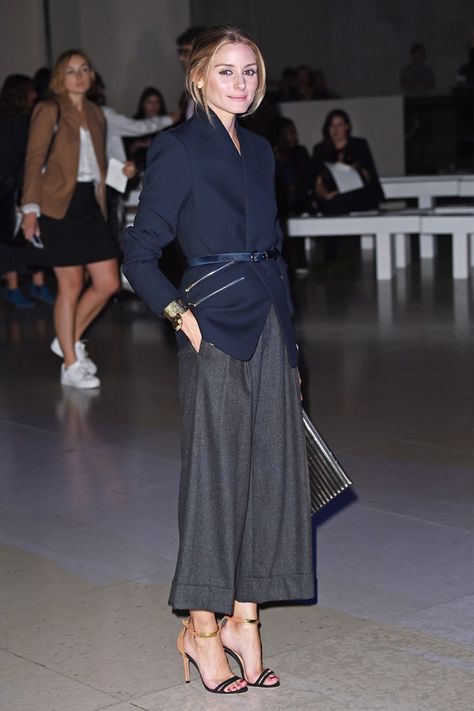 Olivia Palermo.. Reiss Ayra jacket and belt, Michael Kors pleated culottes, Witchery purse, and Schutz Celina Ankle Strap Sandals.. London Fashion Weeks, Grey Outfits, Olivia Palermo Outfit, How To Wear Culottes, Olivia Palermo Lookbook, Olivia Palermo Style, Rock Outfit, Estilo Chic, Mode Chic