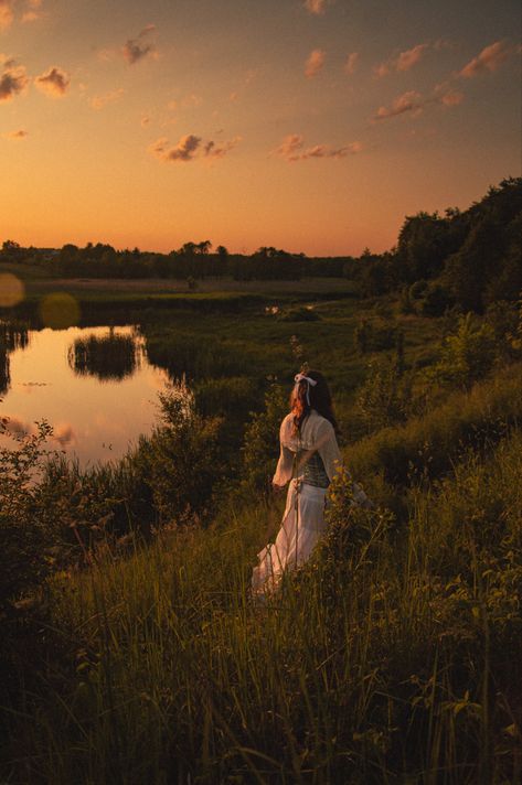 Princesse Aesthetic, Lily + Core + Aesthetic, Cottage Core Girl, Folklore Aesthetic, Sunset Girl, Ethereal Aesthetic, Aesthetic Vibe, Pose Fotografi, Dreamy Photography