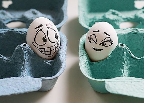 An Eggbert  love affair... http://www.flickr.com/photos/rerinha/4581179994/ Funny Easter Eggs, Funny Eggs, Cute Egg, Easter Humor, Egg Painting, Egg Art, Egg Carton, E Card, An Egg