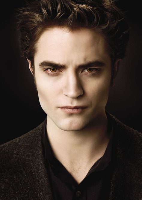 Robert Pattinson as Edward Cullen in "The Twilight Saga: New Moon" Twilight Images, Edward Cullen Robert Pattinson, Twilight Poster, Robert Pattinson Twilight, Twilight Saga Series, Twilight Edward, Hot Vampires, The Cullen, Twilight Series