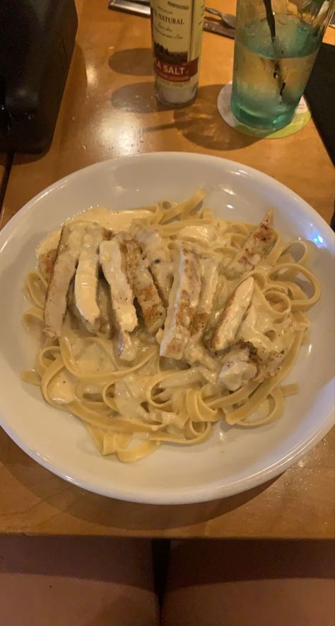 Essen, Diner Recipes Easy, Fettachini Alfredo, Pasta Recipes Creamy Tomato, Creamy Pasta Recipes Tomato, Chicken Alfredo Olive Garden, Yummy Dinners Easy, Chiken Alfredo, Pasta Olive Garden