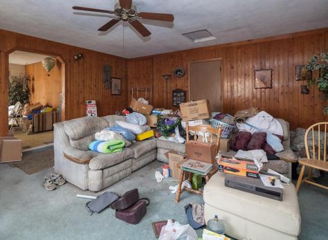 messy living room Old People Living Room, Messy Living Room Aesthetic, Poor Living Room, 2000 Living Room, Living Room Reference, Cluttered Living Room, Messy Living Room, Rose Living Room, Messy Apartment