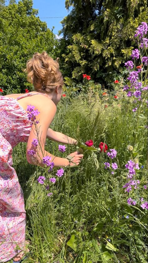 Spring Dress Picture Ideas, May Girl Aesthetic, Flower Garden Pictures With People, Floral Girl Aesthetic, Spring And Summer Aesthetic, Spring Instagram Aesthetic, April Girl Aesthetic, Flower Dresses Aesthetic, April Girls Aesthetic