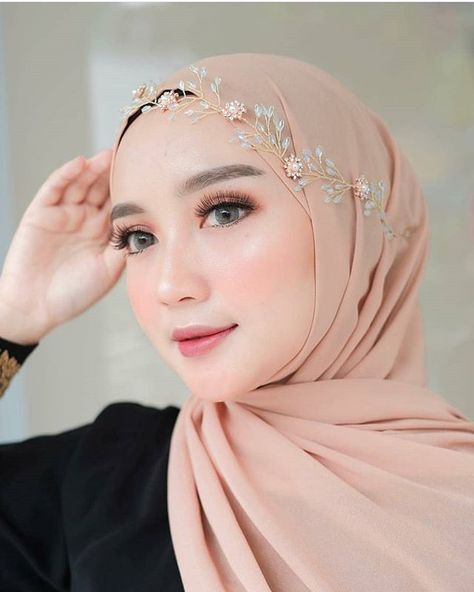 Benhard provides a wide range of modern Muslim hijabs online. Shop today for latest #hijab fashion and hijab caps and accessories at low prices. Beaded Hijab, Greek Headpiece, Headpiece Hijab, Wedding Halo Headpiece, Bridesmaid Hijab, Hijab Makeup, Bridal Veils And Headpieces, Muslimah Wedding Dress, Muslimah Wedding