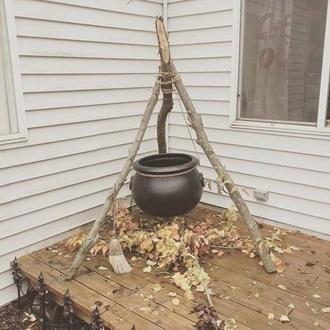 Diy Halloween Party Decor, Halloween House Party Decorations, Porche Halloween, Halloween Party Decor Ideas, Halloween Decorations Outdoor Porch, Diy Halloween Dekoration, Diy Halloween Party, Dekorasi Halloween, Halloween Decor Diy