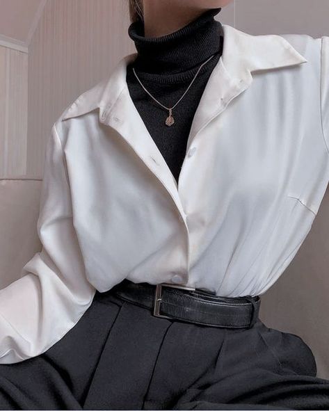 Dress Shirt Over Turtleneck, Black Turtleneck White Button Down, Elegant Style Aesthetic Summer, What To Wear With A Turtleneck, Chic Classic Style, Shirt Turtleneck Outfit, Button Up Over Turtleneck, Collard Shirt Outfits Aesthetic, How To Style A Turtleneck Outfit Ideas