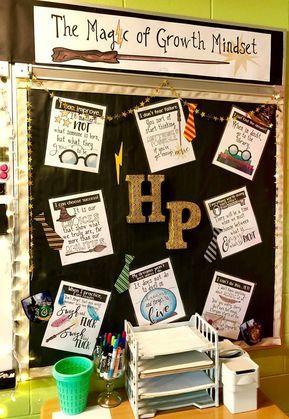 Huber Heights teacher transforms ... Harry Potter Growth Mindset, Magic Themed Classroom, Hogwarts Classroom Decor, Dark Academia Classroom, Hogwarts Classroom, Harry Potter Classroom Theme, Ideal Classroom, Harry Potter Classes, Classroom Decoration Ideas