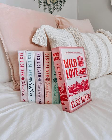 What’s your favorite Elsie Silver book? 📖🎀🫶🏻 This is such a cruel question for me y’all to ask as someone who has read her entire catalog (except the gold rush ranch novella) because like all her books are amazing 😭💖 I truly love all of them so picking a favorite is like asking me to pick a favorite child 😂 but I’m going to attempt at a ranking them for you but honestly like almost all of them are 5 stars so this is kinda pointless + im gonna probably reread some soon so things may change 😂 ...