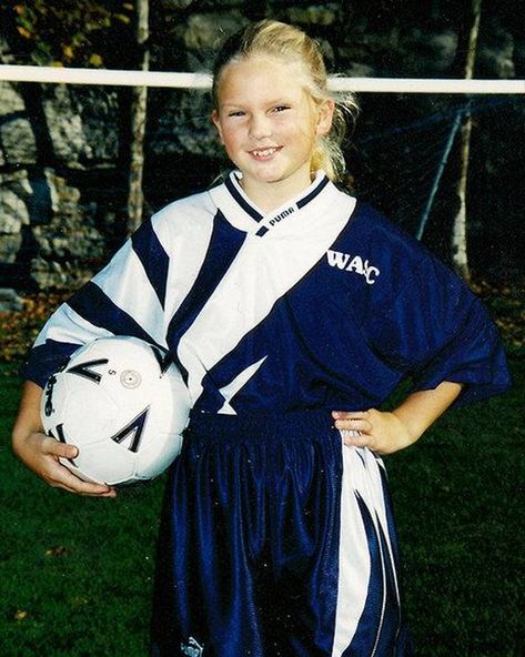 20 Pictures of Young Taylor Swift Before She Was Famous Taylor Swift Family, Taylor Swift Childhood, Young Taylor Swift, Taylor Swoft, Taylor Swift Fotos, Baby Taylor, Childhood Pictures, Swift Facts, Estilo Taylor Swift