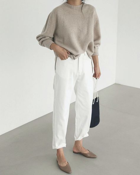 chic neutral fall outfit idea from deathbyelocution beige sweater, white straight-leg jeans, and taupe mule flats Minimalist Womens Fashion, Old Money Summer Outfits, Old Money Summer, Neutral Fall Outfits, I Want To Live, Looks Street Style, Elegantes Outfit, 가을 패션, Outfits Women