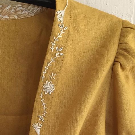 Couture, Embroidery On Shoulder, Simple Hand Embroidery On Kurta, White Dress Embroidery Design, Embroidery Designs On Dress, Kurta Hand Embroidery Design, Hand Embroidery On Sleeves, Hand Embroidery On Kurta, Hemline Embroidery