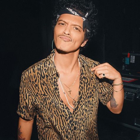 Bruno Mars on Instagram: “😏” Bruno Mars, Bruno Mars Pfp, Bruno Mars Instagram, Bruno Mars Aesthetic, Bruno Mars Album, Silk Sonic, Mizuki Akiyama, Boys Don't Cry, Pretty Celebrities