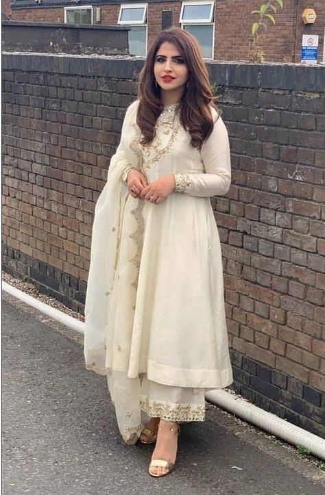Pakistani Formal Dresses, Indian Party Wear, Salwar Kamiz, Pakistani Dresses Casual, Indian Gowns Dresses, Kurti Designs Party Wear, Pakistani Bridal Dresses, Simple Pakistani Dresses, Indian Gowns