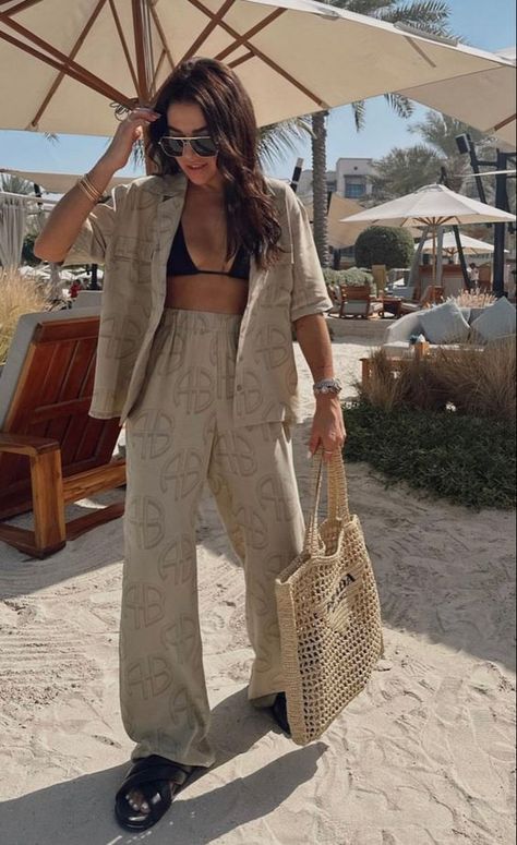 Beach outfit beige summer style Canary Islands Outfit Ideas, Cool Vacation Outfits, Miami Outfits Spring 2023, Greece Daytime Outfit, Spring Outfits Australia, Summer Bali Outfit, Spain Beach Outfit, Byron Bay Outfit, Ibiza Holiday Outfits