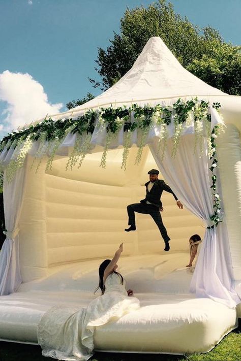 Wedding Bouncy Castles Are Now a Thing You Can Rent, and Oh My GOSH Wedding Reception Bounce House, Wedding Bounce Castle, Fun Party Wedding Ideas, Bouncing Castle Wedding, Instagramable Wedding Ideas, Bounce Castle Wedding, Wedding Jumpy House, Simple Wedding Dress Ruffles, White Wedding Bounce House