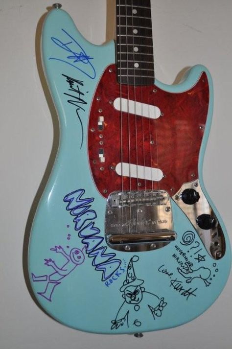 signed Nirvana guitar...oh yeeaaahh. Can't afford to look at it. Nirvana Guitar, Marla Singer, Guitar Display, Fender Mustang, Donald Cobain, Krist Novoselić, Best Guitar Players, Nirvana Kurt Cobain, Nirvana Kurt