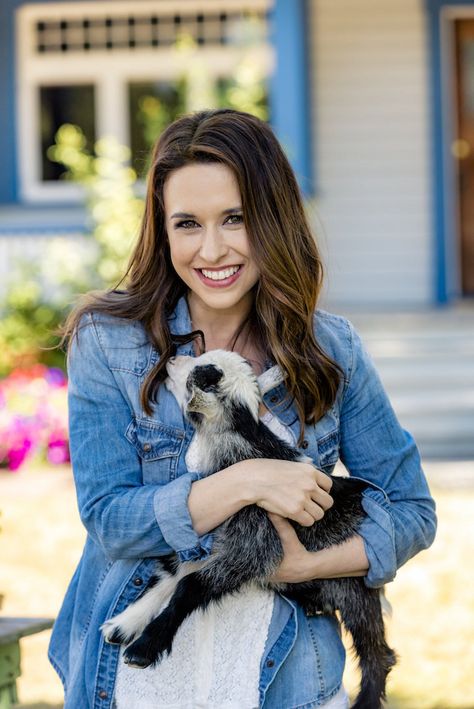 All of My Heart: Inn Love - Jenny (Lacey Chabert) is back with our favorite baby goats! Did you catch it? #FallHarvest #HallmarkChannel Hallmark Actresses Pictures, Lacey Chabert Hallmark, Brennan Elliott, Lacy Chabert, Hallmark Actresses, Popcorn Movies, Hallmark Actors, Hallmark Holiday Movies, Lacey Chabert