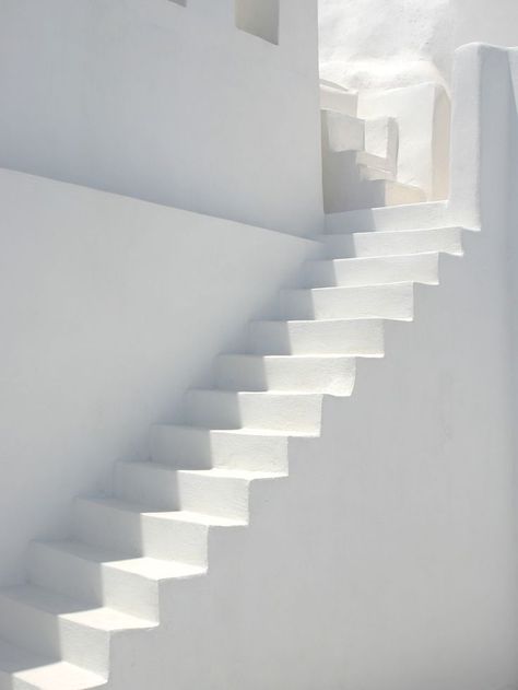 ❤︎ White on white ✔︎✔︎ Shop pure skincare products at deliciousskin.com.au Follow us on Instagram @deliciousskin: Architecture Staircase, Architecture Stairs, White Stairs, Aesthetic Colors, New House Plans, Staircases, Shades Of White, White Aesthetic, White Board