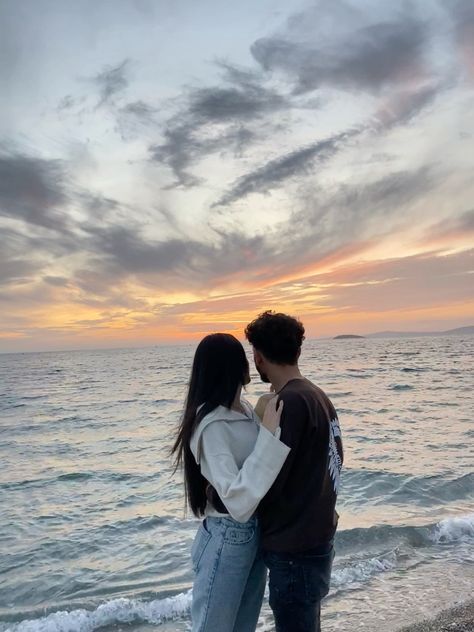 Instagram Pose Ideas For Couples, Couple Pose At Beach, Photo Poses For Couples Instagram, Couple Photography Poses Instagram, Couple Casual Poses, Beach Couple Pictures Photography, Cute Couples Images, Photo For Couples, Couple Beach Poses