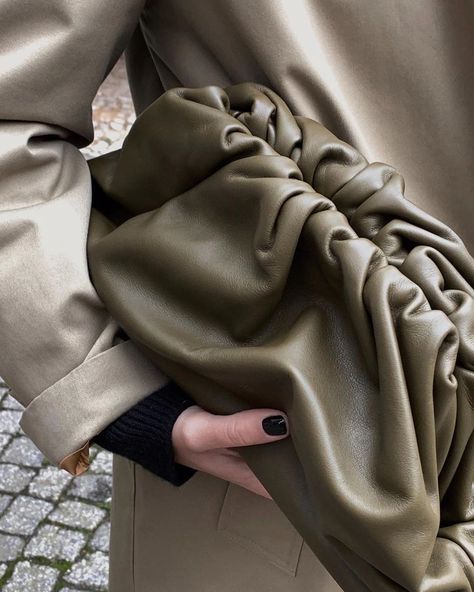 Gloves, Botegavenetta Bag, New Bottega, Work Fashion, Green Fashion, Leather Glove, Bottega Veneta, Throw Blanket, Bag Accessories